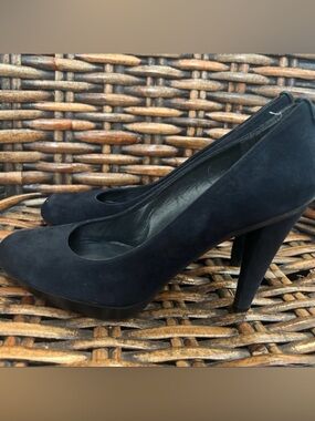 Stuart Weitzman navy suede  Women's Heels in size 7.5 Only worn a few times !